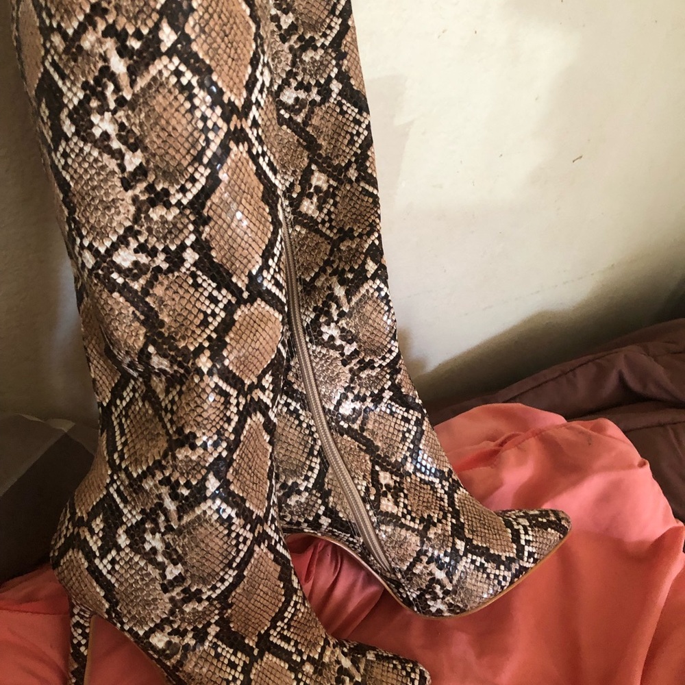 Womens size euro 38 snake boots very nice and nicely made